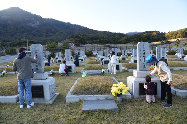 제7회 이야기가 있는 대전현충원 평화둘레길 걷기 행사 마지막에는 묘비 닦기 봉사활동을 진행했다. [사진-통일뉴스 임재근 객원기자]