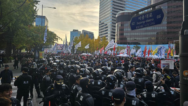 투구에 방패를 들고 전투복을 입은 기동경찰들이 진을 치고 있다. [사진 - 통일뉴스 하태한 통신원]