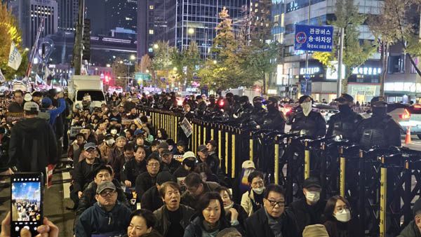 경찰의 보호인지 통제인지 헷갈리는 상황이 곳곳에서 연출되었다. [사진 - 통일뉴스 하태한 통신원]