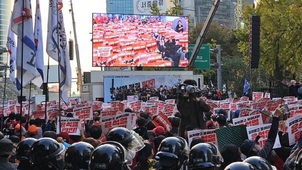 경찰은 ‘2024년 전태일열사 정신계승 전국노동자대회 1차 퇴진 총궐기’에 강력한 반응을 보였다. [사진 - 통일뉴스 하태한 통신원]