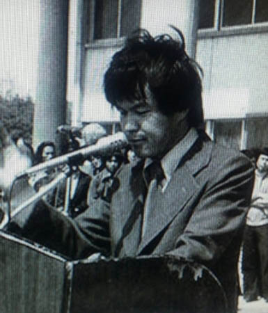 박관현 열사는 광주교도소에서 광주학살 책임자 처벌과 처우 개선을 요구하며 세 차례에 걸쳐 50일 동안 단식투쟁을 벌였다. 거듭된 단식으로 건강이 나빠진 박관현 열사는 결국 단식투쟁 도중에 가슴 통증을 호소하며 쓰러져 1982년 10월 12일에 끝내 세상을 떠나고 말았다. 사진은 1980년 5월 전남도청 앞 집회에서 연설하는 박관현 당시 전남대 총학생회장. [사진 제공 – 안영민]