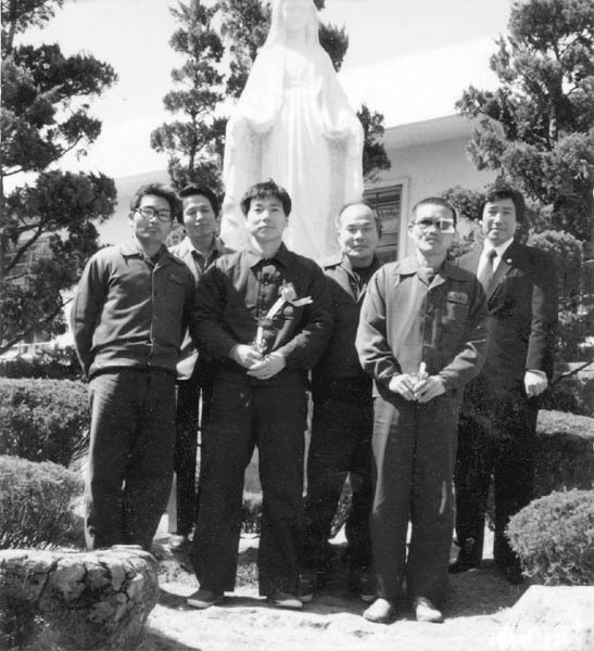 1985년 광주교도소에서 남민전 사건의 김남주 시인과 이수일 선생, 그리고 아버지와 정종희 선생이 함께 찍은 사진(뒤쪽에 양복 입은 이들은 교화위원). 남민전 사람들이 대거 감옥에 들어오면서부터 소내 처우 개선을 위한 치열한 투쟁이 전개됐고, 많은 부분에서 성과를 냈다. 독립운동에 전 재산을 바친 보성의 명문가 출신인 봉강 정해룡 선생의 나이 어린 삼촌이었던 정종희 선생은 6.25때 토벌군의 총탄에 맞아 실명한 채 사셨는데, 월북한 정해룡 선생의 동생이 고향을 다녀간 이유로 온 집안이 간첩단 사건으로 엮여 무기형을 받았다. 광주교도소에서 아버지는 정종희 선생과 한방에서 살며 두 눈이 되어 드렸던 인연이 있다. [사진 제공 – 안영민]