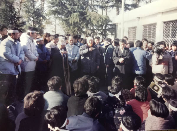 1988년 전두환 이순자 구속과 양심수 석방을 외치는 민중들의 투쟁 덕분으로 남민전 사건 관련자까지 석방이 됐다. 1988년 12월 21일 오전 대구교도소 앞에서 모여든 환영 인파에 인사를 하고 있는 아버지. 머리띠를 맨 사람들이 이날 대구교도소에서 석방된 양심수들이다. 아버지 오른편으로 환영 나온 지금은 고인이 된 백기완 선생도 보인다. [사진 제공 – 안영민]