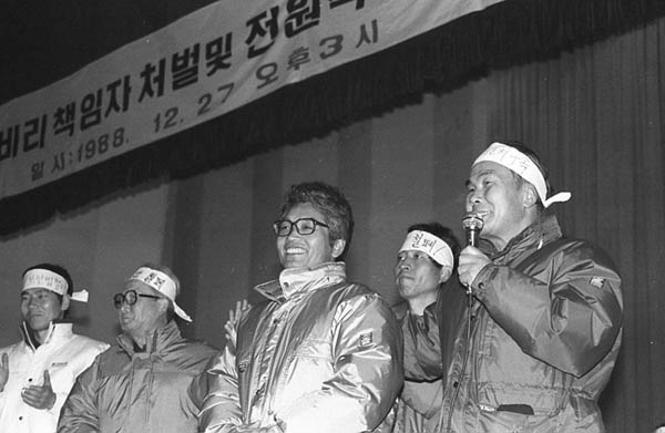 1988년 12월 27일 연세대에서 열린 양심수 석방 환영대회에서 남민전을 대표해 인사하는 아버지. 맨 왼쪽부터 이수일 선생과 이제는 세상을 떠난 고 김병권 선생, 고 김남주 선생, 고 박석률 선생. [사진 제공 – 안영민]