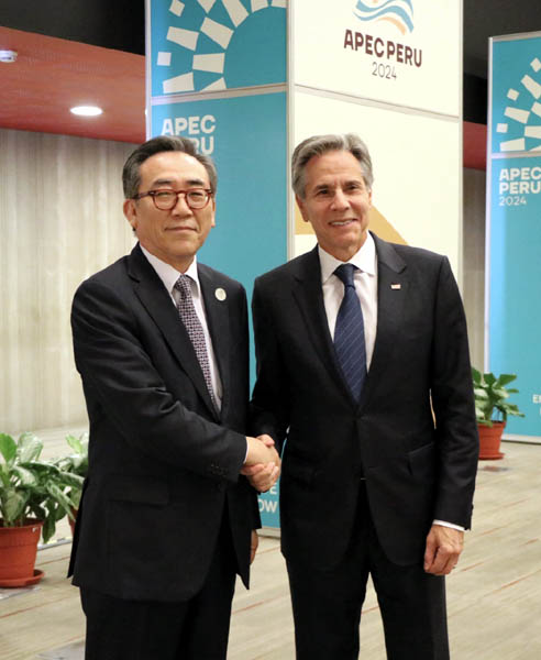 조태열 외교부 장관은 14일 오후  APEC 각료회의가 개최되고 있는 페루 리마에서 안토니 블링컨 미국 국무장관과 만났다. [사진 제공 - 외교부]