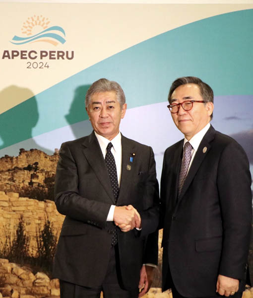 조태열 외교부 장관은 이와야 다케시(岩屋毅) 일본 외무상과 14일 오후 APEC 각료회의가 개최되고 있는 페루 리마에서 첫 회담을 가졌다. [사진 제공 - 외교부]