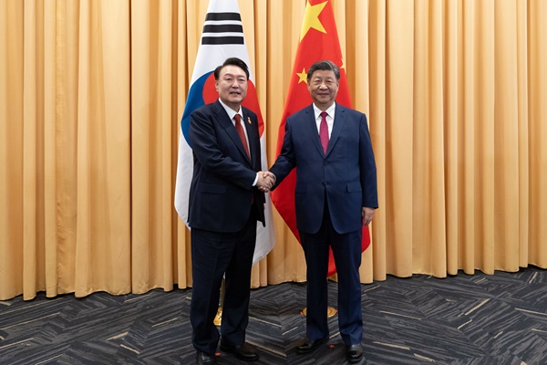 15일 리마에서 만난 한중 정상. [사진제공-대통령실]