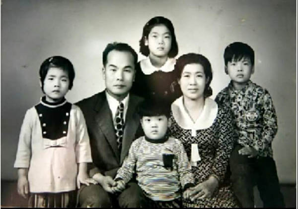 아버지가 경북대에 수학과 교수로 재직 당시의 가족사진. 이때가 우리 가족이 가장 평화롭고 행복한 시절이었다. [사진 제공 – 안영민]