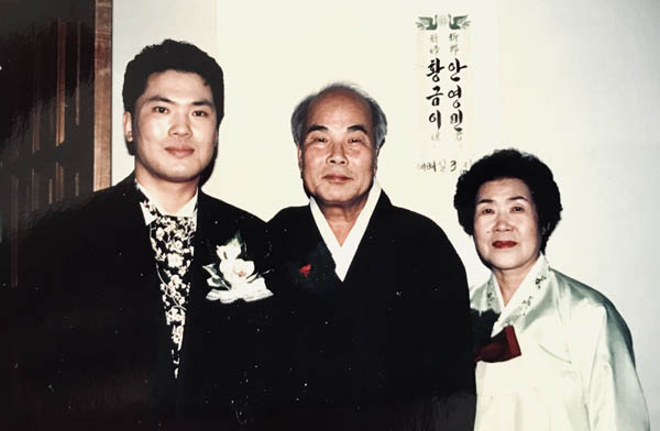 1998년 10월에 열린 나의 결혼식 때 대구교도소에 있던 아버지는 외출을 허락받아 결혼식에 참석할 수 있었다. [사진 제공 – 안영민]