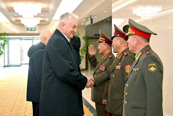 블라디미르 자루드니츠키 총장을 단장으로 하는 러시아 군 총참모부 군사아카데미 대표단이 18일 평양에 도착했다. [사진-노동신문 갈무리]