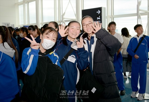 2025년 설맞이공연에 참가하는 재일조선학생소년예술단이 18일 하네다공항에서 평양을 향해 출발하였다. [사진-조선신보 갈무리]