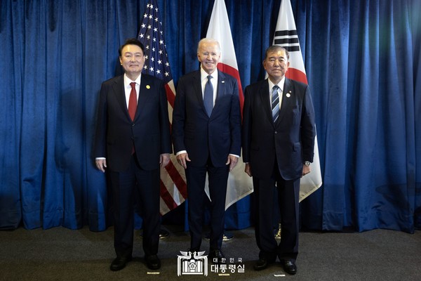 지난 15일 페루 리마에서 윤석열 대통령과 조 바이든 미국 대통령, 이시바 시게루 일본 총리는 '3국협력사무국'설치에 합의했다. [사진-대통령실]