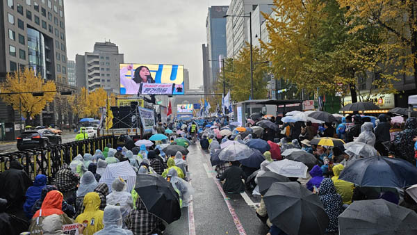  ‘115차 전국집중 촛불대행진’이 주말인 16일 오후 서울 시청과 광화문 일대에서 진행되었다. [사진 - 통일뉴스 하태한 통신원]