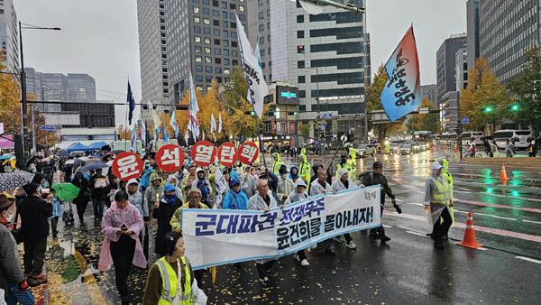 광화문을 향해 빗속 행진이 이어졌다. [사진 - 통일뉴스 하태한 통신원]