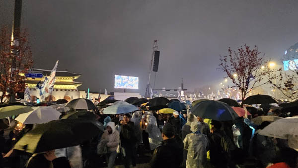 광화문 일대는 빗속에도 많은 인파로 뒤덮였다. [사진 - 통일뉴스 하태한 통신원]