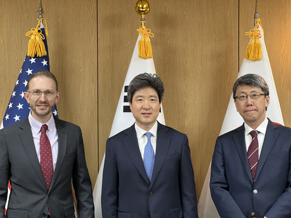 ‘한미일 사무국’ 출범 회의가 20일 오후 서울 외교부 청사에서 열렸다. 왼쪽부터 로버트 케프키 미 국무부 동아태부차관보, 이원우 외교부 북미국 심의관, 오우코치 아키히로 일 외무성 아시아대양주국 심의관. [사진 제공 - 외교부]
