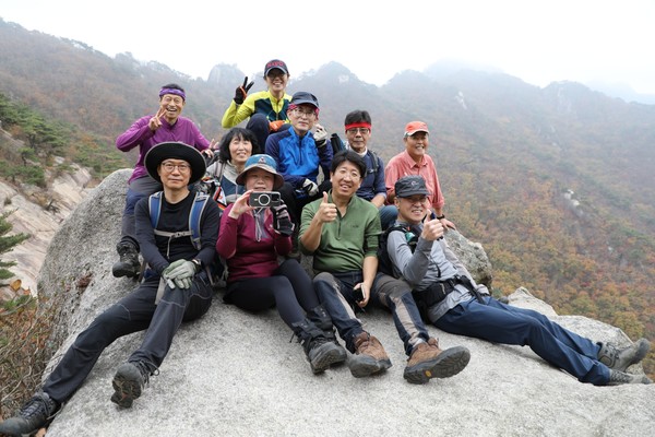 "산이 최고다" [사진제공-통일뉴스백두대간종주대]