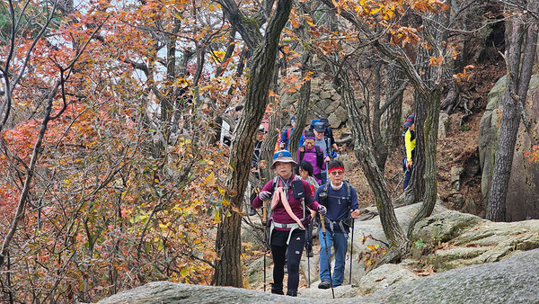 가을 풍광을 만끽하며. [사진제공-통일뉴스백두대간종주대]