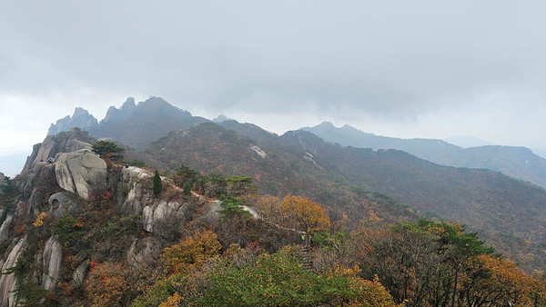 멋진 풍광을 뒤로 하고 하산. [사진제공-통일뉴스백두대간종주대]