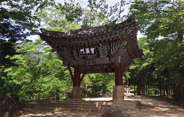 석왕사 조계문 전경 [사진-북한의 전통사찰]