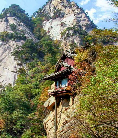 내금강 만폭동의 표훈사 보덕암 [사진-노동신문]