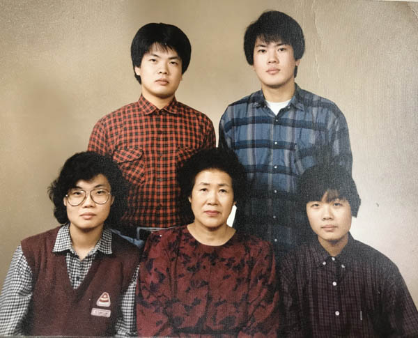 막내인 나의 대학 진학을 앞두고 찍은 가족사진. 나는 어머니의 권유로 아버지가 18년간 몸담았던 경북대 수학과를 진학해 아버지의 뒤를 이은 수학자가 되길 희망했다. [사진 제공 – 안영민]