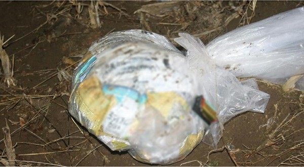 북측지역에 떨어진 '정치선동삐라와 물건짝들'. [사진-노동신문 갈무리]