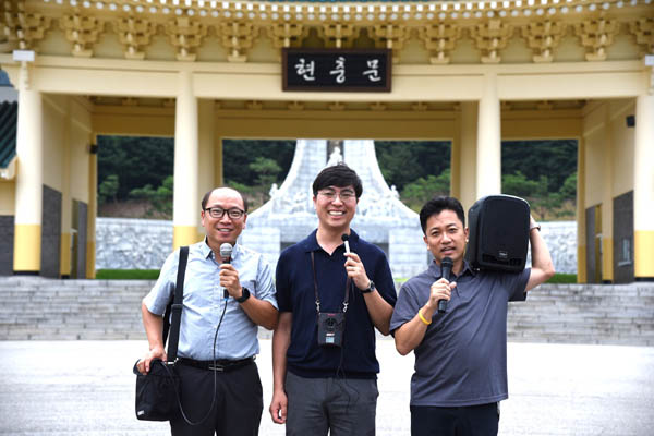 책 표지 앞날개에 실린 사진. 저자 3명이 나란히 KAIST 출신이고 지역에서 진보적 사회운동에 몸담고 있다. 왼쪽부터 임재근, 김선재, 정성일. [사진 제공 - 문화의힘]