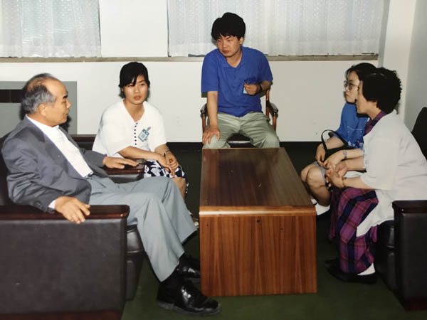 안기부에 구속된 아버지를 면회하는 가족들. 공안당국은 나를 ‘인질’로 잡아놓고 아버지를 끊임없이 회유 협박했다. [사진 제공 – 안영민]