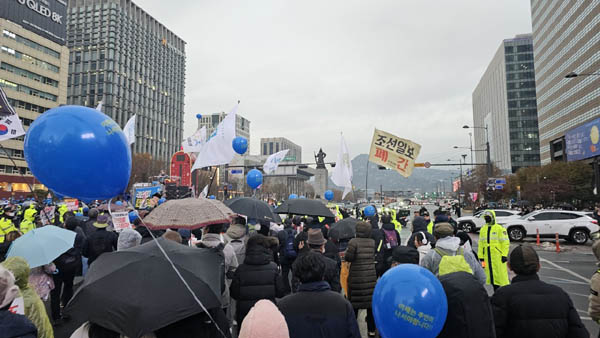 광화문을 향해. [사진 - 통일뉴스 하태한 통신원]