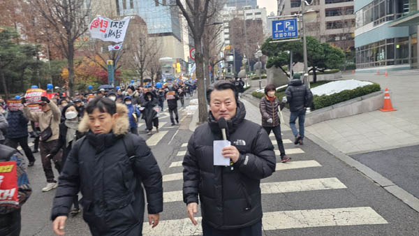 이상호 고발뉴스 대표기자가 현장에서 중계하고 있다.  [사진 - 통일뉴스 하태한 통신원]