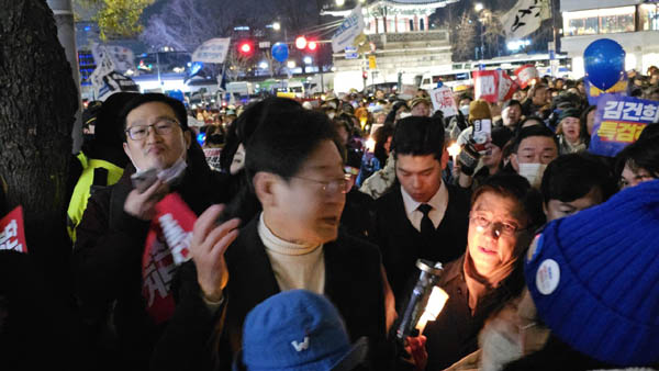 이재명 대표는 군중 속에서 끝까지 행진했다. [사진 - 통일뉴스 하태한 통신원]