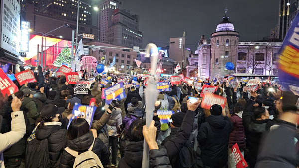 행진은 대형트럭이 6대가 동원되었고 주최측은 연인원 10만 명이라고 밝혔다. [사진 - 통일뉴스 하태한 통신원]