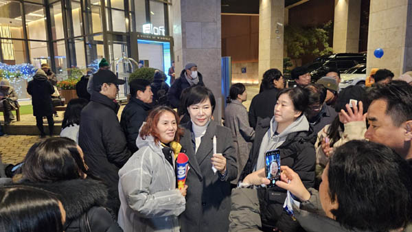 지난번에도 명동까지 행진한 전현희 의원은 오늘도 끝까지 행진했다. [사진 - 통일뉴스 하태한 통신원]