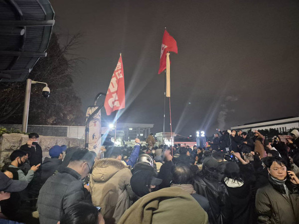 윤석열 대통령의 비상계엄 선포를 듣고 시민들이 국회의사당 앞으로 몰려들고 있다. 아직 군인나 장갑차 등은 보이지 않는다. [사진 - 통일뉴스 이승현 기자]
