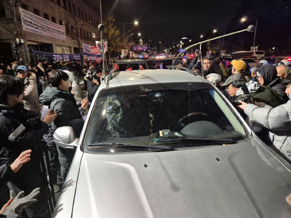 23일 자정을 넘겨 국회의사당 앞에 육군차량이 나타나자 시민들이 막아서고 있다. [사진 - 통일뉴스 이승현 기자]