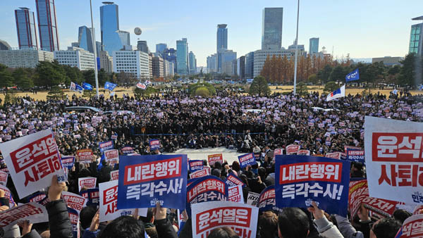 국회 비상시국대회에는 많은 시민들이 참석해 높은 열기를 발산했다. [사진 - 통일뉴스 김치관 기자]