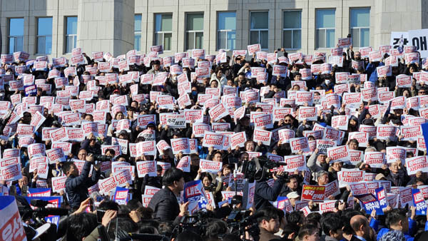 전날 국회의사당 앞에 모여들었던 시민들 중 일부도 비상시국대회에 참석하거나 높은 관심을 보이며 지켜보았고, 윤석열 대통령을 강한 어조로 성토했다. [사진 - 통일뉴스 김치관 기자]