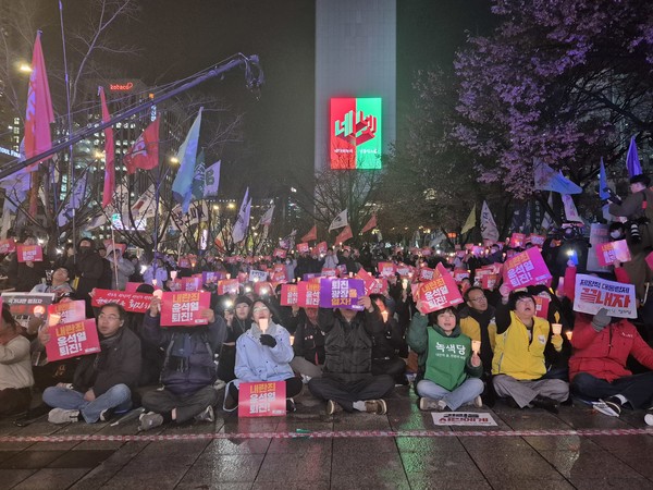 5일 저녁 광화문 동화면세점 앞에서 수천명의 시민들이  전날에 이어 시민촛불을 열었다. 집권 여당인 국민의힘이 윤석열 탄핵을 반대하는 당론을 결정한데 대해 '윤석열 뿐만 아니라 국민의힘도 해체해야 한다'는 결의를 모았다. [사진-통일뉴스 이승현 기자]