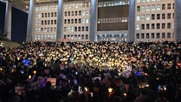 계엄해제 당일인 12월 4일, 국회의사당 본청 계단에서 촛불행동의 ‘내란수괴 윤석열 즉각탄핵! 즉각체포! 촛불문화제’가 진행됐다. [사진 - 통일뉴스 하태한 통신원]