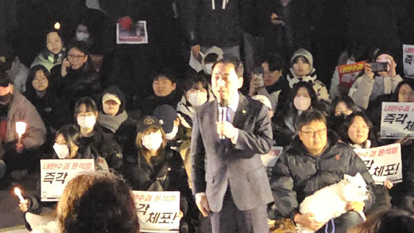  윤석열탄핵 국회의원 모임 대표인 박수현(충남 공주부여청양) 의원의 연설이 돋보였다. [사진 - 통일뉴스 하태한 통신원]