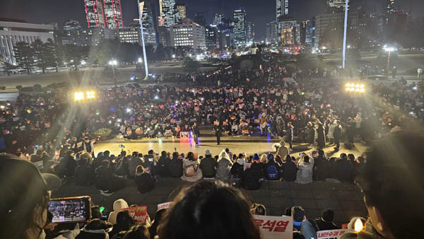 비상계엄 해제 이틀째인 5일 국회의사당 본청 계단에서 촛불행동의 ‘내란수괴 윤석열 즉각탄핵! 즉각체포! 촛불문화제’가 열렸다. [사진 - 통일뉴스 하태한 통신원]