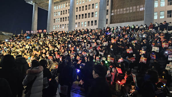 주된 외침은 “내란수괴 윤석열 즉각체포 즉각탄핵”이었다. [사진 - 통일뉴스 하태한 통신원]