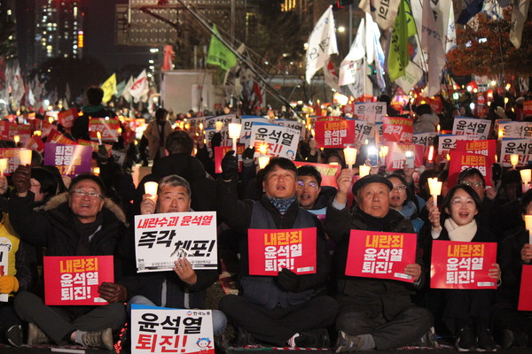 12.3 비상계엄 미수 이후 '내란죄 윤석열 퇴진! 국민주권 실현! 사회대개혁! 퇴진광장을 열자! 시민촛불'을 개최해 온 시민사회단체들이 국회 탄핵소추안 표결을 앞두고 6일 저녁 6시부터 11시까지 여의도 국회앞에서 '3차 시민촛불'을 진행했다. [사진-통일뉴스 이승현 기자]