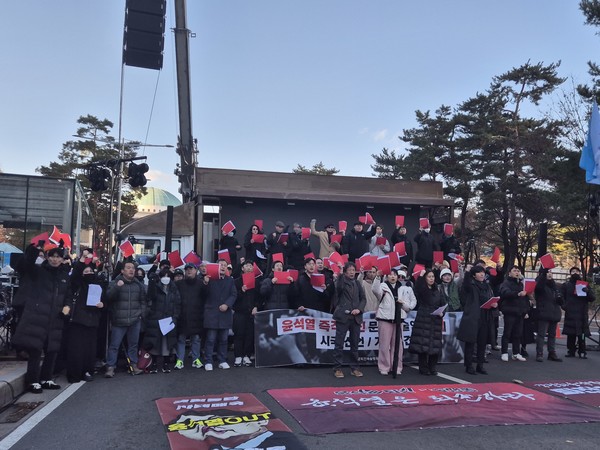 6일 오후 3시 여의도 국회 앞에서는 한국민예총, 한국작가회의 등 200여개 예술단체와 나희덕, 류근, 염무웅, 유홍준, 임진택 등 5천명의 문화예술인·단체들이 '12.3 친위쿠데타 내란수괴 윤석열 즉각 구속하라'는 주제로 시국선언문 발표 기자회견이 진행됐다. [사진-통일뉴스 이승현 기자]