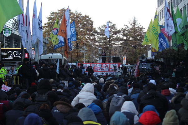 시민촛불에 앞서 6일 오후 여의도 국민의힘 당사 앞에서 '내란범 윤석열 즉각 탄핵 민심거역 국민의힘 규탄' 민주노총 결의대회가 진행됐다. [사진-통일뉴스 이승현 기자]