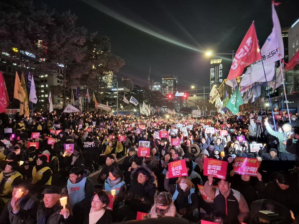 시민들은 "도대체 앞으로 무슨 일을 벌일지 모르겠다"며 나흘이 지나도록 국민을 향해 설실한 설명도 없이 거짓말과 변명으로 일관하는 대통령에 경악하며 촛불을 들었다. [사진-통일뉴스 이승현 기자] 