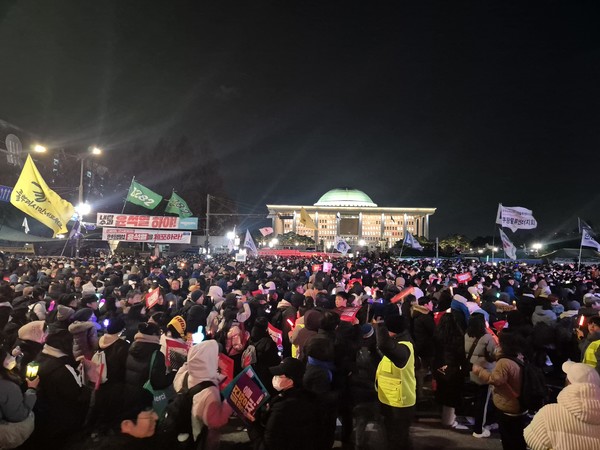 12월 7일 국회 탄핵소추안이 폐기된 뒤 주최측 추산 100만명의 시민들이 국회앞으로 몰려들어 격렬하게 '윤석열 탄핵'을 외치고, 조직적 보이콧으로 탄핵을 무산시킨 국민의힘을 '내란죄 공범'이라며 해산을 요구했다. [사진-통일뉴스 이승현 기자] 