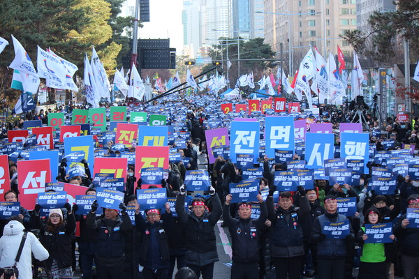 이날 오후 여의도 국회앞에서 민주노총 전국공공운수노조가 윤석열퇴진 총파업대회를 진행했다. [사진-통일뉴스 이승현 기자] 