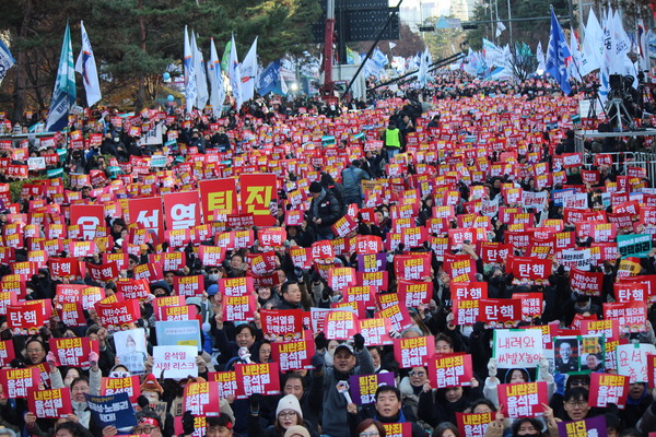 오후 3시 국회앞에서 국회 탄핵소추안 의결을 기다리며 '내란죄 윤석열 퇴진! 국민주권 실현! 사회대개혁! 범국민촛불대행진'을 진행하는 시민들. [사진-통일뉴스 이승현 기자] 